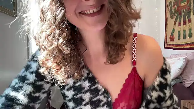 Snapshot of leahsparkles chatting on March 2025 04:15:02 PM leahsparkles online show from March 2025 04:15:02 PM