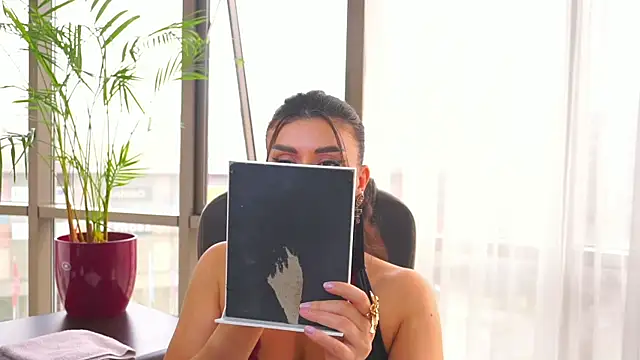 Snapshot of myakalifa chatting on March 2025 08:48:01 AM myakalifa online show from March 2025 08:48:01 AM