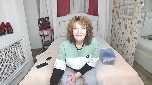Snapshot of SilviaHart chatting on October 2025 12:42:01 PM SilviaHart online show from October 2025 12:42:01 PM
