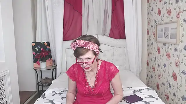 Snapshot of SilviaHart chatting on September 2025 12:44:02 PM SilviaHart online show from September 2025 12:44:02 PM