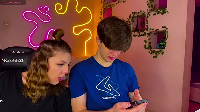 RobertAndLinela online show from February 2025 06:34:02 PM