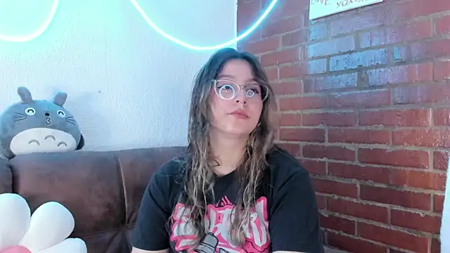 Hazelbrownn2000 online show from March 2025 03:26:01 PM