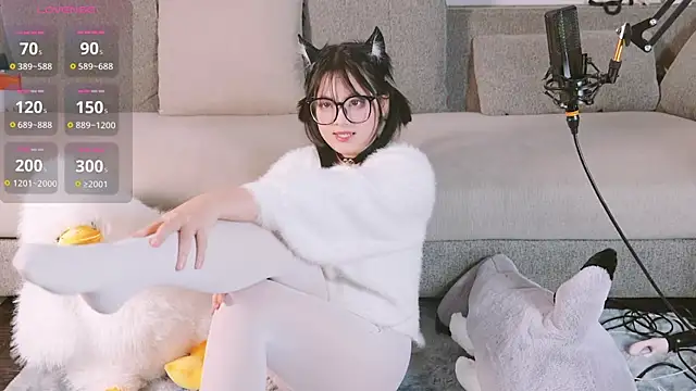 Yu UwU  online show from February 2025 02:37:01 PM