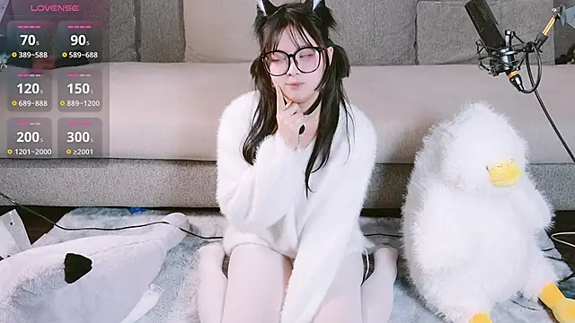 Yu UwU  online show from January 2025 02:50:01 PM