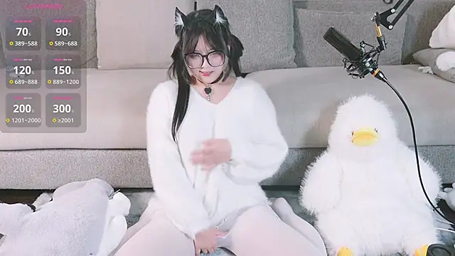 Yu UwU  online show from February 2025 02:43:01 PM