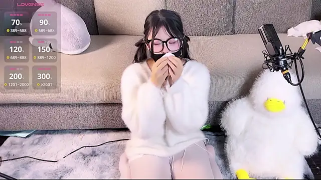 Yu UwU  online show from January 2025 03:36:01 PM