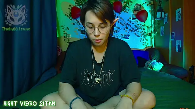 TrickyKitsune online show from April 2026 04:22:01 PM