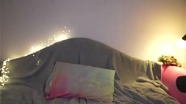 Snapshot of Magnetic_Amy chatting on December 2025 08:13:02 AM Magnetic Amy online show from December 2025 08:13:02 AM