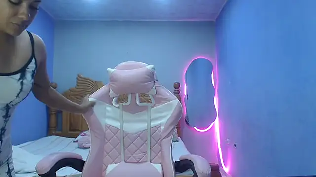 Coral0403 online show from November 2025 04:33:02 PM