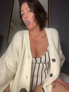 Snapshot of AlessasRoom chatting on November 2025 10:35:01 PM AlessasRoom online show from November 2025 10:35:01 PM