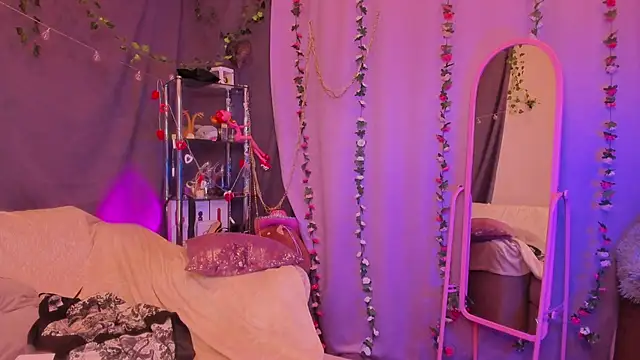 Snapshot of AliceOfWonders chatting on March 2025 06:13:02 AM AliceOfWonders online show from March 2025 06:13:02 AM