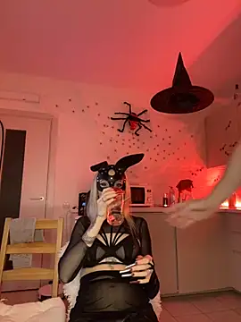 Snapshot of SOFYandMIKE chatting on October 2025 05:45:01 PM SOFYandMIKE online show from October 2025 05:45:01 PM