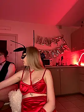 Snapshot of SOFYandMIKE chatting on December 2025 08:25:02 PM SOFYandMIKE online show from December 2025 08:25:02 PM