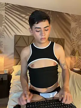 Snapshot of Maxi_little chatting on June 2026 12:32:02 AM Maxi little online show from June 2026 12:32:02 AM