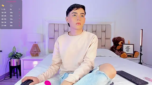 Snapshot of Maxi_little chatting on December 2025 09:25:02 PM Maxi little online show from December 2025 09:25:02 PM