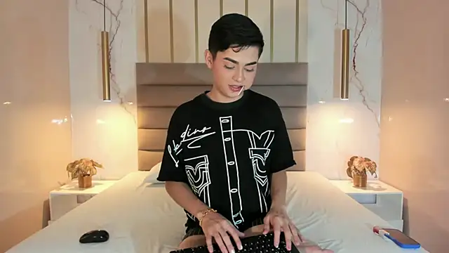 Snapshot of Maxi_little chatting on July 2026 08:26:01 PM Maxi little online show from July 2026 08:26:01 PM