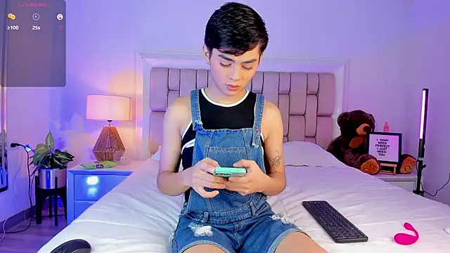 Snapshot of Maxi_little chatting on November 2025 12:00:02 AM Maxi little online show from November 2025 12:00:02 AM