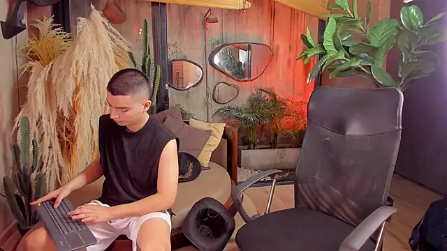 Snapshot of MarcoVitto chatting on November 2025 08:34:01 PM MarcoVitto online show from November 2025 08:34:01 PM