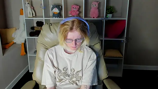 ElizabethHarpper online show from December 2025 01:00:01 AM