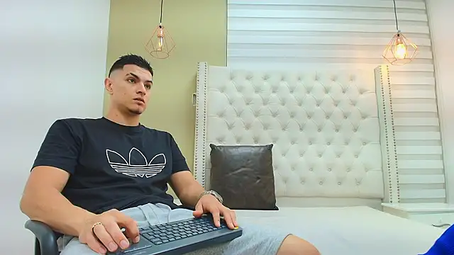 DAVID VICTORIAA online show from February 2026 01:02:01 PM