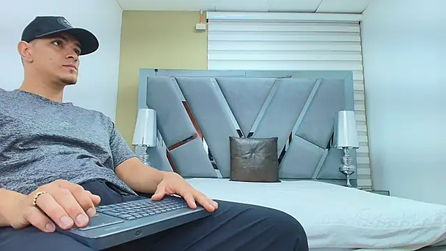 DAVID VICTORIAA online show from April 2026 12:53:02 PM