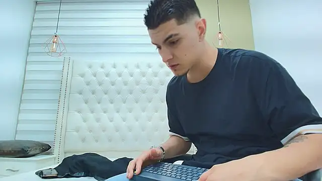 DAVID VICTORIAA online show from December 2025 12:53:01 PM