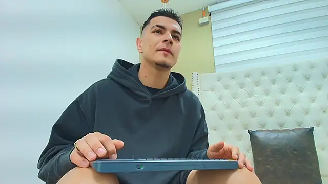 DAVID VICTORIAA online show from February 2026 01:02:01 PM