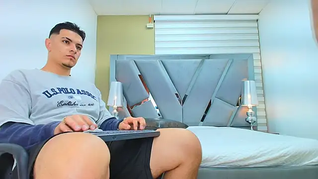 DAVID VICTORIAA online show from April 2026 01:04:02 PM