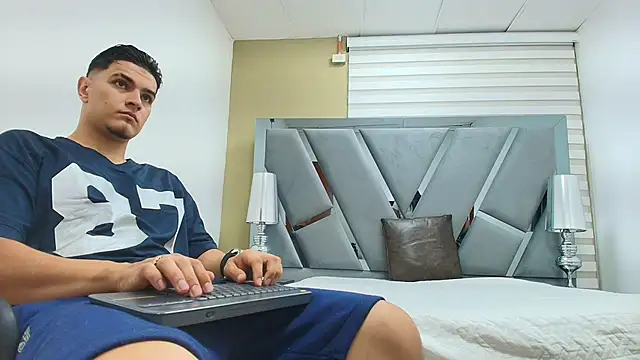 Snapshot of DAVID_VICTORIAA chatting on May 2026 01:03:02 PM DAVID VICTORIAA online show from May 2026 01:03:02 PM