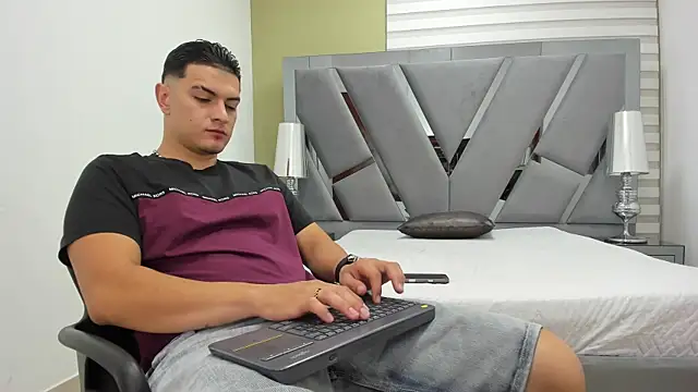 Snapshot of DAVID_VICTORIAA chatting on June 2026 01:17:02 PM DAVID VICTORIAA online show from June 2026 01:17:02 PM