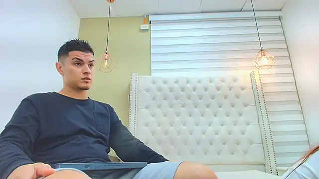 DAVID VICTORIAA online show from February 2026 01:00:01 PM