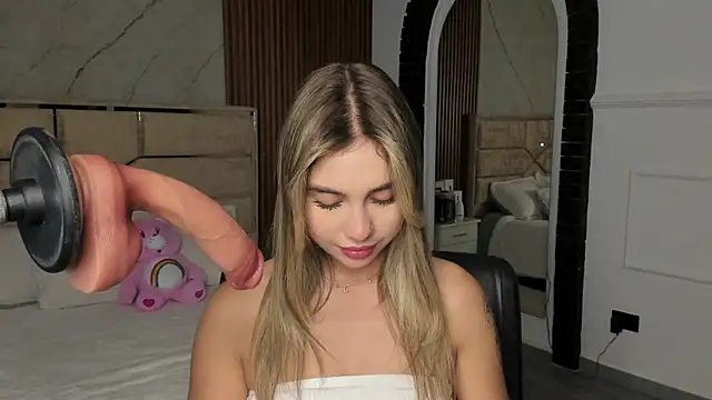 EmiilyHendriixx online show from February 2025 08:56:01 PM