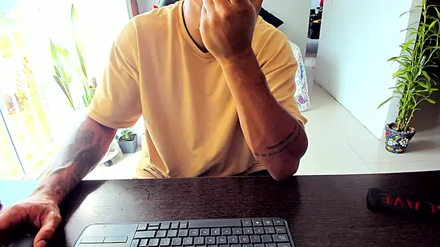 Snapshot of Adam_Valenciia chatting on November 2025 08:02:01 PM Adam Valenciia online show from November 2025 08:02:01 PM