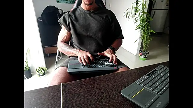Snapshot of Adam_Valenciia chatting on June 2026 08:47:02 PM Adam Valenciia online show from June 2026 08:47:02 PM