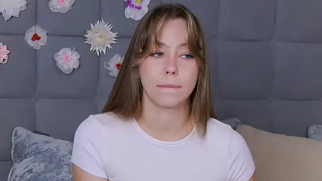 Snapshot of TheEmma chatting on September 2025 06:42:01 AM TheEmma online show from September 2025 06:42:01 AM