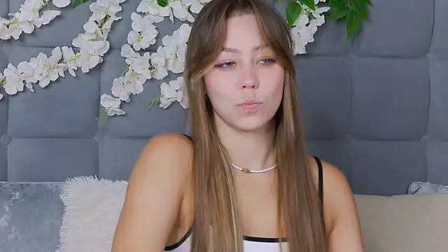 Snapshot of TheEmma chatting on November 2025 10:38:02 AM TheEmma online show from November 2025 10:38:02 AM