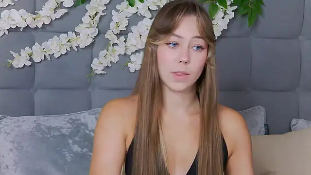 Snapshot of TheEmma chatting on December 2025 10:47:01 AM TheEmma online show from December 2025 10:47:01 AM