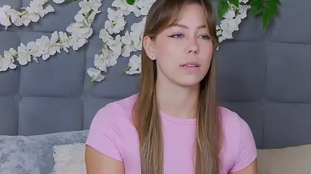 Snapshot of TheEmma chatting on November 2025 08:25:01 AM TheEmma online show from November 2025 08:25:01 AM