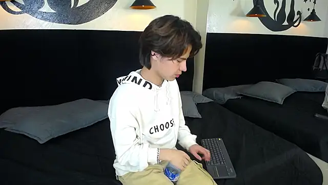 Snapshot of CollinStone chatting on February 2025 08:40:01 PM CollinStone online show from February 2025 08:40:01 PM
