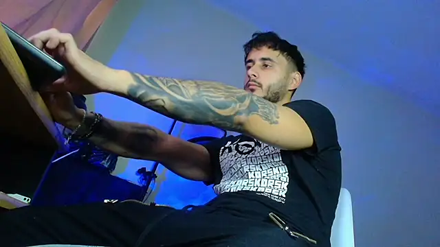 XanderCage99 online show from November 2025 01:06:02 PM