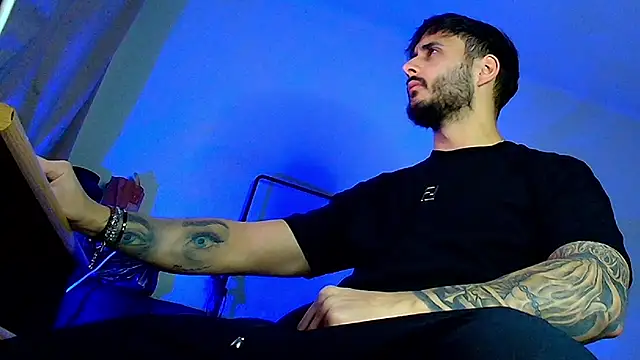 XanderCage99 online show from December 2025 03:38:02 PM