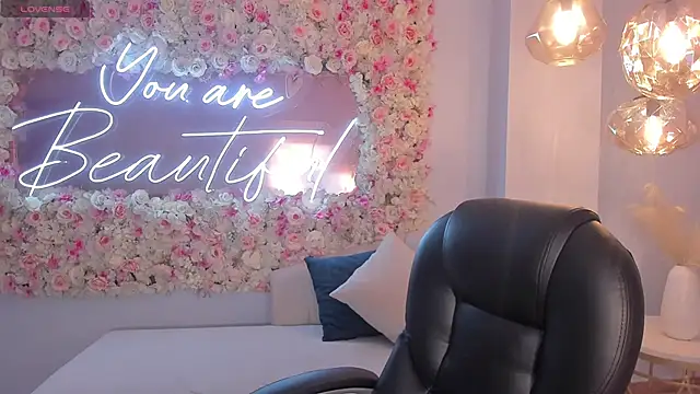 NiaSalvatore online show from September 2025 06:18:02 PM