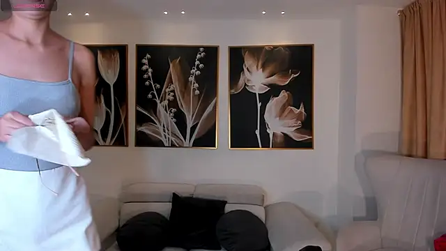 NiaSalvatore online show from October 2025 06:43:02 PM