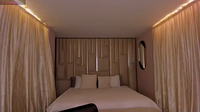 NiaSalvatore online show from December 2025 05:51:01 PM