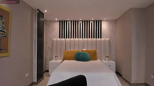 NiaSalvatore online show from September 2025 04:56:01 PM