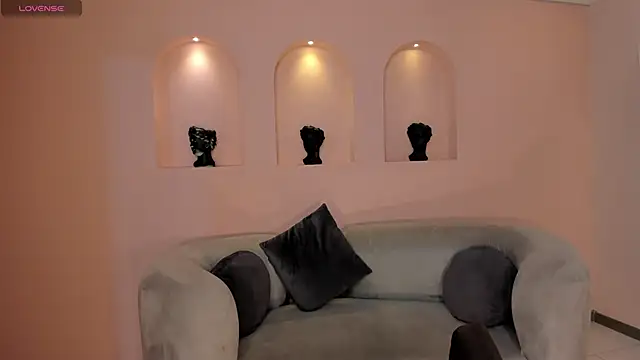 NiaSalvatore online show from October 2025 06:59:02 PM