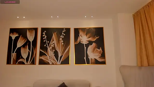 NiaSalvatore online show from October 2025 07:57:02 PM