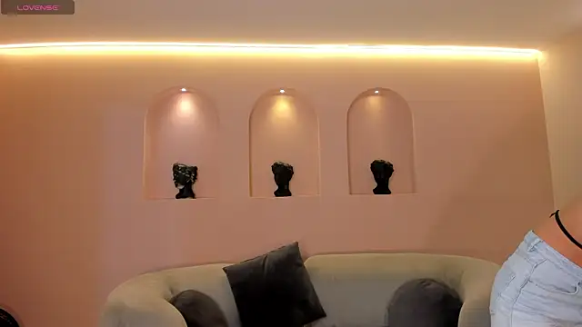 NiaSalvatore online show from October 2025 06:27:01 PM