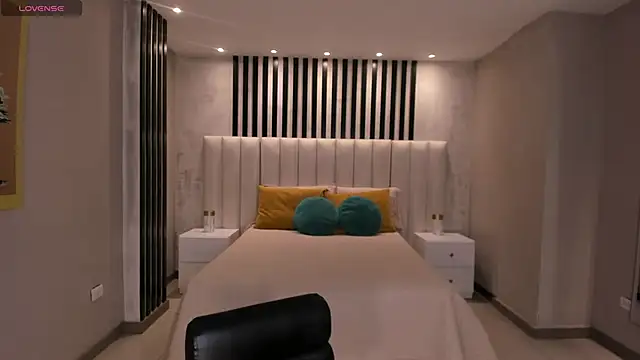 NiaSalvatore online show from October 2025 05:58:01 PM