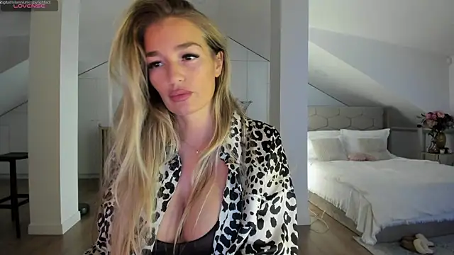 Yourhotqueeen online show from November 2025 10:58:02 PM